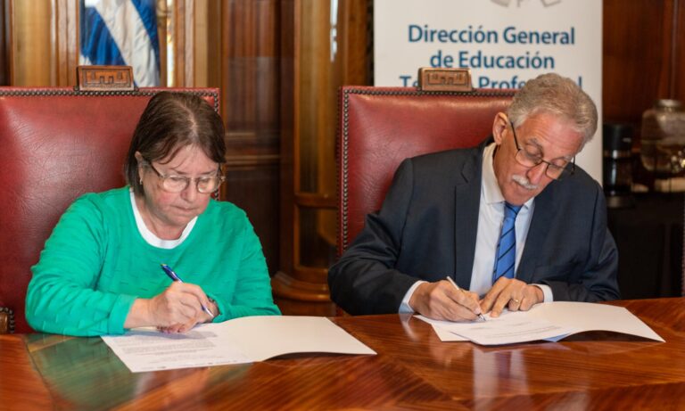 Lee más sobre el artículo Decisiva participación de IAE en firma de convenio de UTU con la Facultad de Información y Comunicación de UDELAR